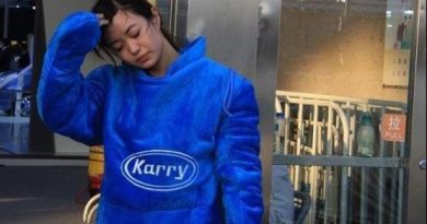 Foto-Foto Gadis Maskot yang Menyentuh Hati