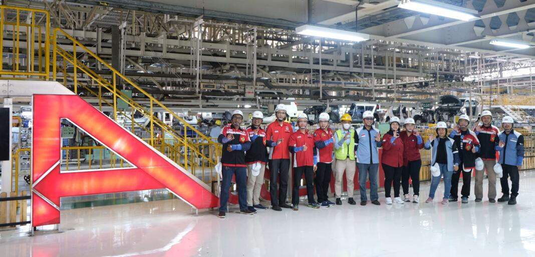 Komunitas Daihatsu Kunjungi Pabrik Perakitan Langsung di Karawang