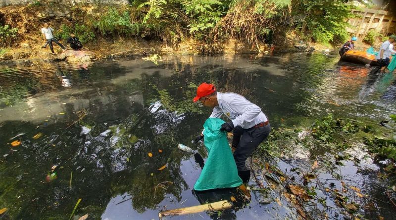 aksi-pembersihan-sungai-cipinang-dipimpin-menteri-lh-janji-tidak-mundur-dalam-perjuangan-melawan-pencemaran