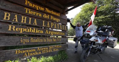 Biker Pertama Indonesia yang Injakkan Kaki di Kota Paling Selatan & Utara Bumi