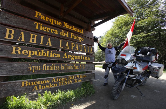 Biker Pertama Indonesia yang Injakkan Kaki di Kota Paling Selatan & Utara Bumi