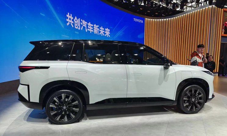 Toyota bZ3X: Mobil Listrik Futuristik Rasa Sultan, Harga Mulai Rp240 Jutaan!