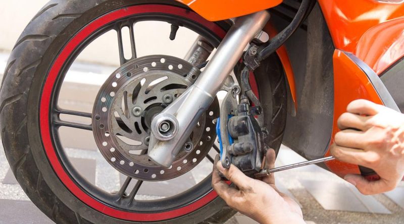 Cara Efektif Gunakan Rem Depan Motor untuk Perlambat Laju, Ini Penjelasan Lengkapnya!