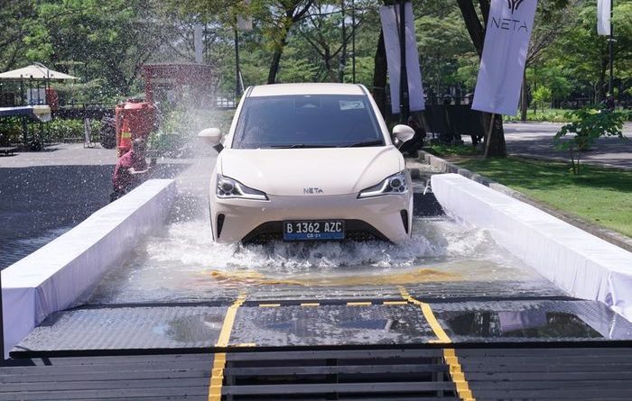 Apakah Mobil Listrik Aman Lewat Banjir?