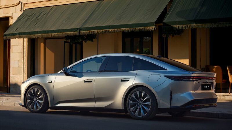 Toyota bZ7: Sedan Listrik Futuristis dengan Sentuhan Huawei dan Xiaomi
