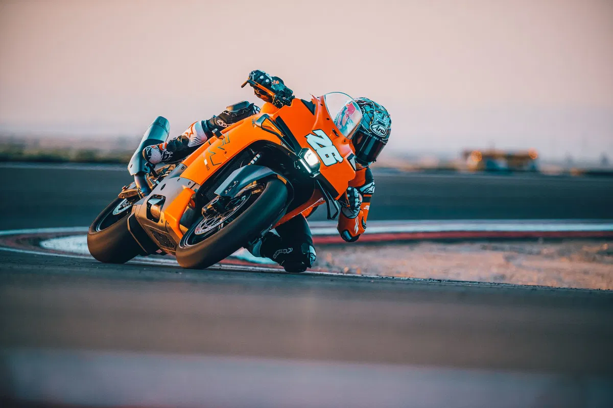 KTM 990 RC R 2025 Resmi Meluncur, Supersport Jalan Raya dengan DNA Balap